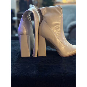 Women's Fashion Nova Cream Heeled Boots Size 8